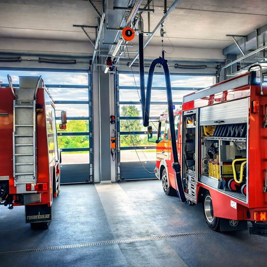 Feuerwehrhaus-Fahrzeughalle